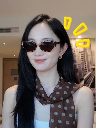 十一出行墨镜推荐 当了一年的牛马终于出来放风了📸!选一副好墨镜是刚需🕶。 这种玳瑁边框既时尚又实用,还可以遮住我的黑眼圈。 自重轻盈,还送了防滑耳托,即使暴汗也不会滑落。 圆润的猫眼框型把我的脸衬得更加柔和,还可以隔断紫外线✨! #Protago #墨镜 #墨镜一戴谁也不爱 #轻奢墨镜推荐