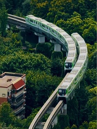 重庆两列轻轨S弯道震撼相遇,擦肩而过,太壮观了!#重庆城市风景 #旅行推荐官 #网红轻轨