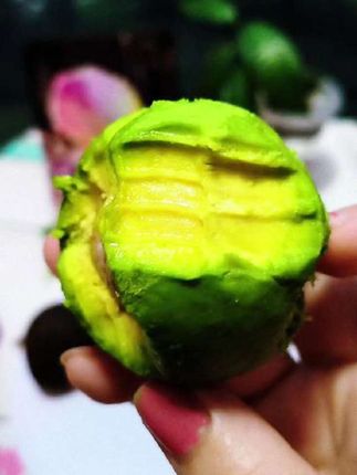 咬一口秋天的软糯,牛油果的香气在舌尖绽放。🌿生活的仪式感,藏在这一抹绿里。#超便宜超划算 #牛油果 #哈斯牛油果 #水果分享 #云南哈斯牛油果 @巨量千川