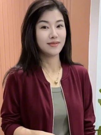 这件棒球服外套,简约又有质感~ 拉链设计方便穿脱,日常搭配太省心啦!内搭外穿都好看,不管是配休闲裤还是裙子,都能穿出随性又时髦的feel,日常出街选它准没错~@DOU+上热门 🔥