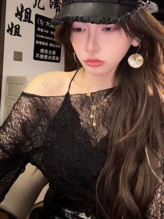 姐妹们,这件蕾丝上衣真的太美了!它是那种若隐若现的朦胧感,穿上身特别显气质,而且它的版型设计也很巧妙,能完美修饰身材曲线,不管是单穿还是内搭都超好看,尤其是搭配小香风外套,简直绝配!喜欢这种风格的姐妹千万不要错过,赶紧入手一件吧!