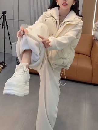 #秋冬新款 #加绒保暖 #马甲三件套 #休闲减龄穿搭 #高级感穿搭