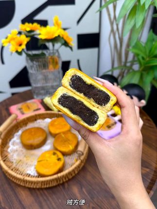 酥上煌蛋月烧,这么好吃还便宜,不要太划算了#酥上煌 #蛋月烧 #月饼 #早上吃什么