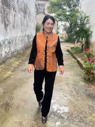 俺妈妈穿这套金丝绒三件套真的太上档次了,版型做工特别好,这个价格三件套真的太划算了#母女 #穿搭分享 #洋气套装