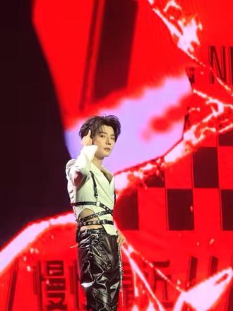 来个近一点的《危险派对》吧~#吾岸彼岸香港演唱会#云旗 #郝熠然#演唱会现场