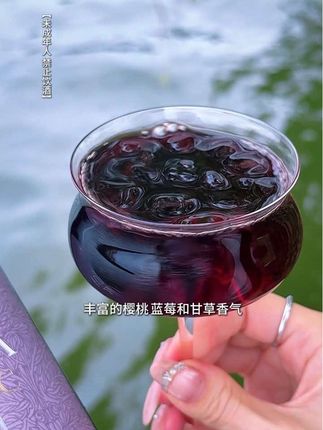 家人们,中秋节值得喝的一款品质红酒来啦! 阿根廷百年酒庄酿造的马尔贝克干红,开瓶就能闻到丰富的樱桃、蓝莓和甘草香气,酒体浓郁醇厚,一口下去,可可和牛奶巧克力香,半截果香在舌尖缠绕,甘宁顺滑柔和,酸甜平衡,回味绵长,13.5度微醺,无论是牛排、羊排还是海鲜大餐,都完美适配。百元内就能喝到优质葡萄酒,趁有过多囤几瓶,中秋聚餐或送礼都很棒哦! #红酒 #葡萄酒 #酒 #中秋送礼 #微醺时刻