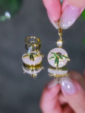 夏天喜欢穿小开衫的姐妹,这一款又仙又美的耳环一定要安排,气质优雅,时尚耳饰#耳环#高级感搭配