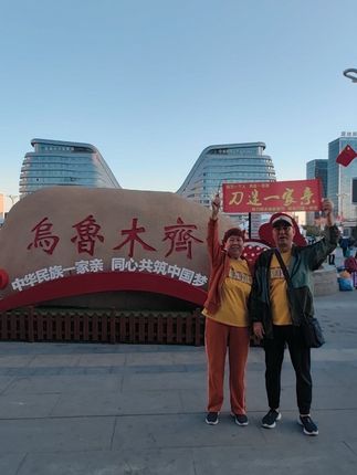 千里赴约,只为热爱!山东刀迷赛以和刘捷夫妇中,66岁的赛以和64岁的刘捷怀揣着对刀郎的赤诚,历经37小时火车路途三千多公里颠簸奔赴乌鲁木齐。作为“刀迷一家亲”的先锋成员,他们已顺利抵达,用行动告诉我们:热爱无关年龄,只为心中那束光! #刀郎 #刀郎演唱会 #刀迷一家亲