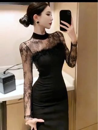 啊啊啊,气质感十足啊这蕾丝拼接包臀裙,若隐若现贼性感,收腰包臀后摆开叉,秀出迷人曲线!#穿的美美哒#收腰显瘦#辣妹穿搭#穿搭