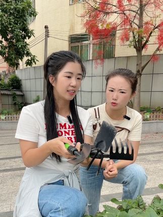 姐妹种菜是认真滴#日常生活 #园艺工具#种菜 #农具 #小锄头