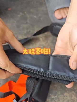 割草机加宽加厚的背带,长时间带也不会感觉很累,老铁们可以试一下。#割草机 #五金工具 #园林工具