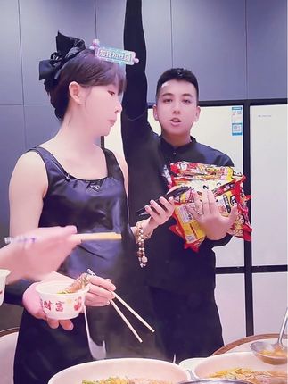 螺蛳粉5块9一包非常好吃,实惠又好吃一整箱10包另外送5包腐竹再送电煮锅!赶紧入手吧!#强烈推荐 #好物推荐🔥 #美食#螺狮粉 #柳州螺狮粉