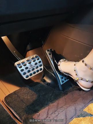 奔驰汽车油门刹车踏板,专车专用安装简单,非常贴!合金材质很有质感,防滑颗粒很耐磨耐用,开车舒服安全多了!#奔驰油门踏板 #奔驰刹车踏板 #奔驰油门刹车踏板 #汽车好物 #汽车用品