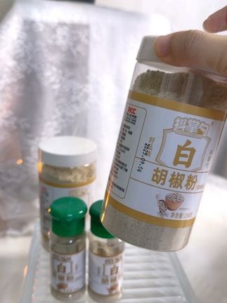 海南白胡椒粉,颗粒细腻均匀,色泽洁白,香气浓郁纯正。产自阳光充足、雨水丰沛的海南胡椒园,采用新鲜胡椒果经晾晒、研磨制成,保留自然风味。适合调味肉类、海鲜、汤品或烧烤,为料理增添一抹辛香与层次,让家常滋味更出彩。#海南白胡椒粉#厨房好物#烹饪好物#好东西一起分享 #好物推荐🔥