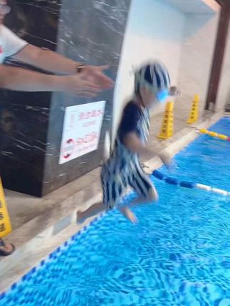 对你来说,夏天玩水是最开心的事 #游泳🏊 #我的男孩