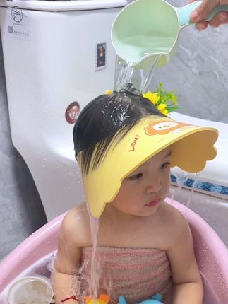 孩子每次洗澡都不喜欢洗头,爸爸给她买的#洗头帽 用一次就爱上,粘贴设计方便调节大小,EVA材质很轻盈,孩子真的会爱上洗头#宝宝洗澡 #爱洗澡的宝宝 #洗护好物 #宝妈推荐