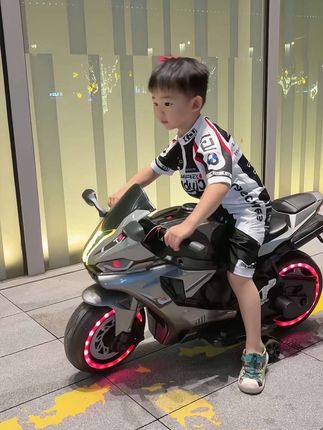 2-7岁宝宝的充电两轮摩托车!炫酷灯光 早教音乐 仿真车身 安全承重120斤 #儿童电动车 #儿童摩托车#儿童生日礼物#骑上我心爱的小摩托 #萌娃骑车