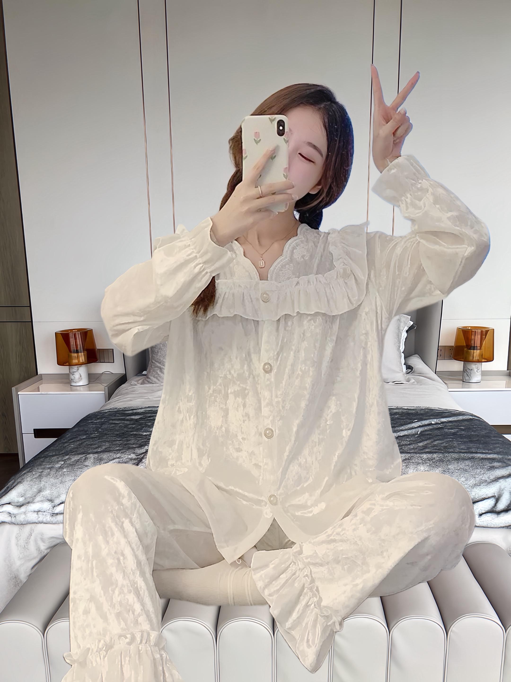 如果想要一套既舒服又好看的家居服那就是她。姐妹们,这套金丝绒睡衣真的太美了,我超级喜欢它的领口和袖口的设计,简直是点睛之笔,而且还是自带胸垫的款式,不用再额外穿内衣了,荷叶边的元素也很加分,上身效果超赞!#金丝绒睡衣#谁穿谁好看#面料柔软舒适#好物推荐 #高级感穿搭 @抖加🔥上热门🔥dou+🔥热点宝