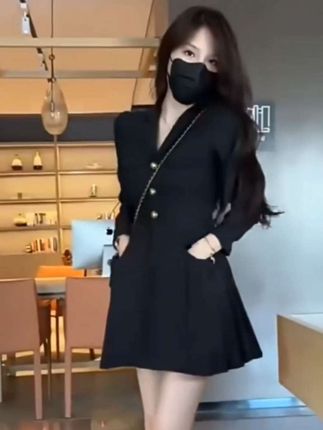 我闺蜜看到我穿这条裙子,他说我像玫瑰,我觉得这个裙子就是那种玫瑰的感觉。#高级感穿搭 #V领连衣裙 #秋季新款 #法式轻奢风 #收腰显瘦连衣裙