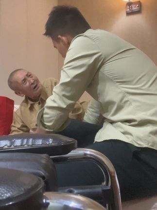 躺在炕上聊了一个多小时,这是第二次看抗美援朝烈士遗骸回国。 每次来都感慨,当历史书邱少云等英雄冢出现在我眼前,恍如隔世。跨越时空的致敬!第12批志愿军烈士遗骸归国,山河无恙盼君归!#抗美援朝