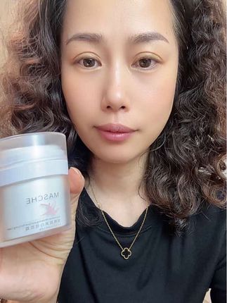 姐妹们快试试这个MASCHE烟酰胺美白祛斑霜,它可以美白淡斑,还能去黄提亮,用完后皮肤很滋润也很细腻,坚持早晚都涂一下,素颜也能美美哒出门。想要变白变美的朋友赶紧入手吧!