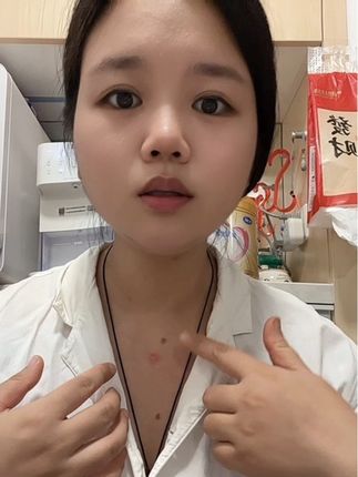 烫伤的第二天,水泡自己破了,继续坚持涂抹#疤痕凝胶 ,希望脖子上不会留下印子#自用好物推荐