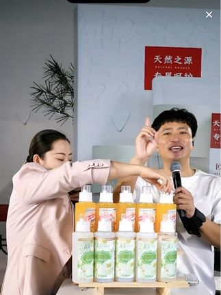 洗衣还在又搓又泡,累到手酸?快试试伊麦朵快洗精华液!它的清洁力超强,几滴就能深入衣物纤维,迅速分解各类顽固污渍,吃饭滴的油渍、孩子衣服上的彩笔印,统统不在话下。用量超省,一瓶能抵普通洗衣液好几瓶,经济实惠。而且配方温和,不含刺激成分,不伤衣物,还能保护双手,敏感肌也能放心用。洗完的衣物柔软蓬松,散发着持久淡雅的香气,仿佛置身春日花园。伊麦朵快洗精华液,轻松解决洗衣难题,让洗衣变得高效又惬意,别犹豫,快把它带回家!#好物推荐分享 #严选好物 #洗护好物
