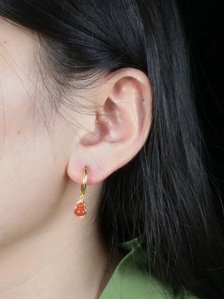 红玛瑙葫芦耳饰|把福气挂耳畔 红玛瑙葫芦造型🎐,“葫芦”谐音“福禄”,寓意福气满满、顺遂安康✨,温润红玛瑙搭配金环,戴上,把中式浪漫与美好祝愿,都藏在耳边啦,#耳环 #耳环控 #饰品搭配 #首饰控 #玛瑙