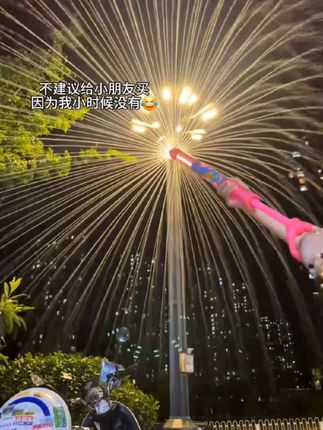 大朋友小朋友都爱不释手的烟花水枪#水枪 #是时候安排一下了 #水枪大战 #玩水的季节