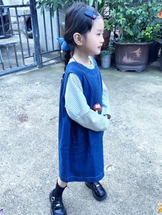 养女儿,宁可教她一身刺,不可教她绵如羊。 我们往往容易陷入一个误区,过分强调规矩与顺从, 以为这样能为女儿打造一个无忧无虑的未来,一生顺遂。 无数事实告诉我们,这样的教育方式可能无意中剥夺了她们独立思考和自我保护的能力。 一个过于温顺、缺乏主见的女孩,在面对生活的挑战时,可能会显得无助和脆弱。 教女儿应该强硬一点,教会她们敢于抒发己见,有主见比听话重要10000倍。 乖巧顺从,没有自己的思想,只能随波逐流。 小的时候听长辈的话,长大了听丈夫的话,只委屈了自己。