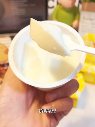 听你说女儿对一名新品厚乳布丁这么着迷,感觉这布丁肯定超有吸引力,百分之八十五生牛乳添加量真的很良心啊!难怪口感丝滑又奶香浓郁,配料比较干净,这点太戳妈妈们了!毕竟给孩子吃的东西就得讲究安心,每一百克五克蛋白含量现在上新价划算,确实可以趁机囤点。#好吃 #休闲零食 #纸巾
