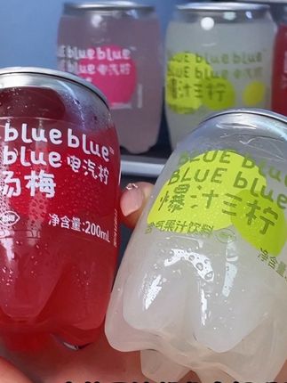 柠檬共和国的新品气泡果汁!有粉柠荔枝,爆汁三柠,山野杨梅,三种口味混合装,我超爱这个山野杨梅味,精选云南东魁杨梅,鲜果鲜榨搭配绵密劲爽的气泡,一口下去就像十几颗杨梅同时在嘴巴里爆开!鲜甜鲜爽真的巨好喝!火锅烧烤撸串来上一瓶冰镇的,巨过瘾!新品尝鲜,没喝过的一定要尝尝!#柠檬共和国气泡水 #我超好喝#夏日饮品#我超好喝 #仙女都在喝什么