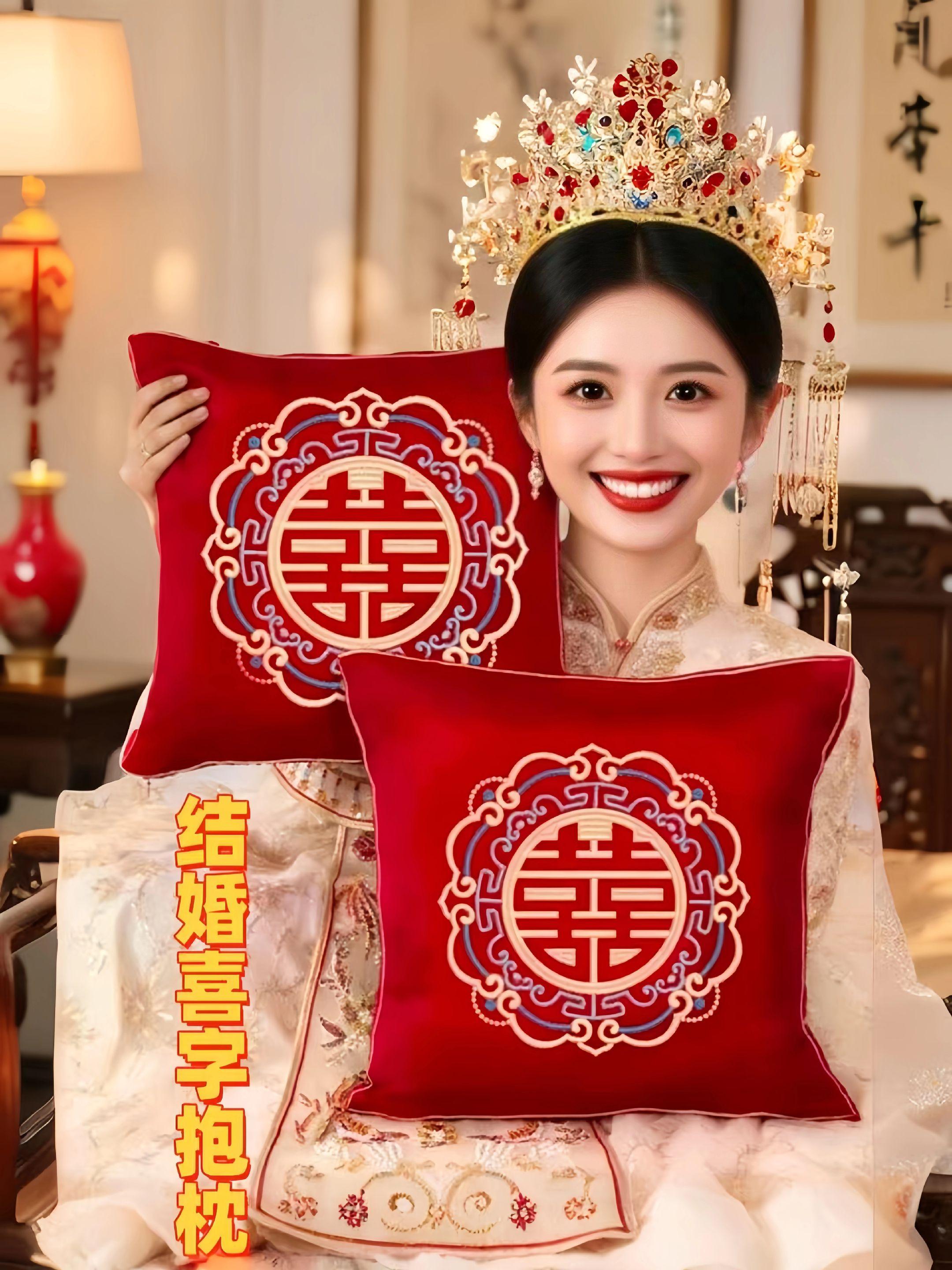 结婚喜字抱枕。结婚当天,沙发上要摆的抱枕你准备好了吗?不管是婆家还是娘家还是新人的婚房里,沙发上都要摆上这种喜庆的抱枕,可以大大的提升婚礼喜庆的氛围。一对抱枕也有着美好的寓意,抱枕抱枕,同眠,共枕抱枕抱枕,抱喜抱福抱富贵,祝福小两口婚后夫。同心一路长虹这款抱枕还是刺绣款式,填充也很饱满,锦缎柔顺,面料摆在家里,喜庆又美观,真心推荐给备婚的姐妹。#结婚习俗 #结婚喜字抱枕 #婚房布置 #婚庆用品 #喜结良缘