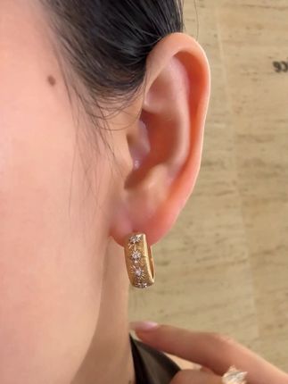 耳饰赛道文案素材 - #耳饰美出高级感 #精致感戒指 #耳饰搭配气质翻倍 #鎏金戒托缠裹璀璨钻光 #日常配饰分享
14K金培育钻石耳钉现货上新🆕
主石:D:0.207ct
总重:3.69g
标签价格:¥23709 - 小陈~作品