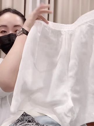 米蓝家7888亚麻短裤来了!浅色系超清新,亚麻面料凉快透气,夏天穿不闷汗 。休闲通勤都能搭,薄款设计轻便不厚重,宽松版型藏肉又显瘦,闭眼入!#夏季新款#纯色穿搭#谁穿谁好看#爆款热卖中#舒适透气又凉快 @米蓝家·名殿 @DOU+小助手