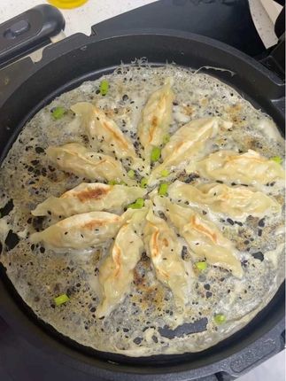 #肉敢当 新出黑猪肉纸皮煎饺,皮薄馅大,配料干净,早餐煎一煎焦香酥脆,一口下去全是肉~~#纸皮煎饺 #在家做美食 #这个真的太好吃了 #早餐吃什么