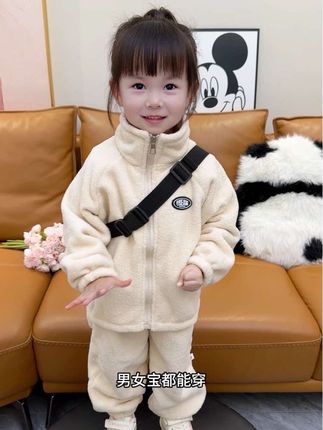巨高品质,上身洋气又显白,双面绒的面料保暖性很好,男女宝都能穿#高品质童装 #春秋新款 #运动套装#秋款套装 #超便宜超划算