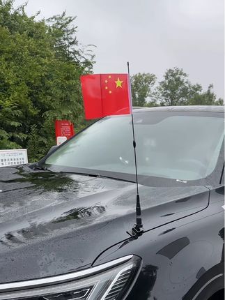 下周就到国庆阅兵了,安排一款#夹边天线红旗 出行太酷了,很有仪式感#夹边天线红旗 #引擎盖旗杆 #汽车好物