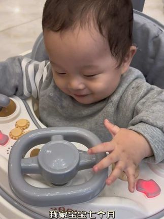 宝宝七八个月就要扶着走路#学步车 #音乐学步车#四宝麻麻双胞胎