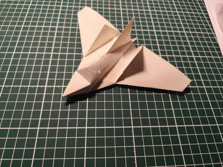 制作一架ASYMMETRY立体纸飞机,由户田拓夫设计