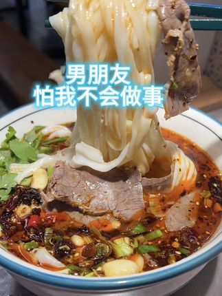 年轻的时候男朋友怕我不会做菜、被分手,后来我自己研究儿时的味道,开了这家米粉店,在上海我8年开了几家,我怎么可能不会做事,我的生意不是做给一家人吃,而是给千千万万人吃,没有手艺和坚持怎么可能熬到今天?#上海 #老板娘日常 #贵州米粉 #贵州美食 @抖音小助手
