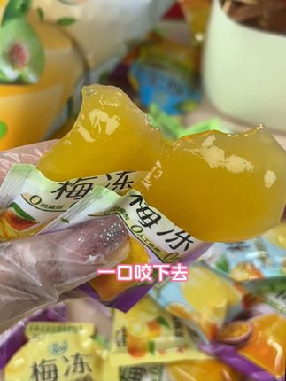 #上班族充饥解馋小零食 #这也太好吃了 鲜果生榨0添加,乳酸菌梅冻开启美味新体验 天然原浆乳酸菌,溜溜梅梅冻的酸甜新滋味 零添加的乳酸菌梅冻,一口爱上的清新好味道