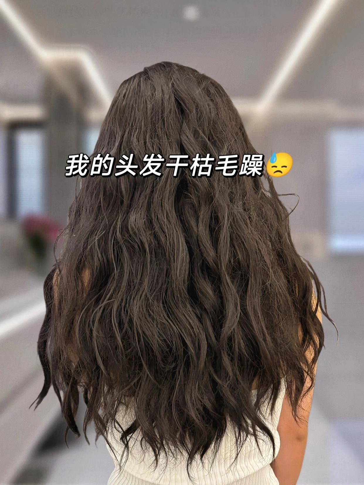 白茶香氛护发素来啦,头发干枯毛糙爱打结的姐妹们,这款白茶护发素闭眼入哈!满满一大瓶850ml,怎么用都不觉得心疼!洗完发丝柔顺有光泽~白茶清香味也特别好闻。#护发素#仙女必备#养发护发#修复受损发质#好东西一起分享