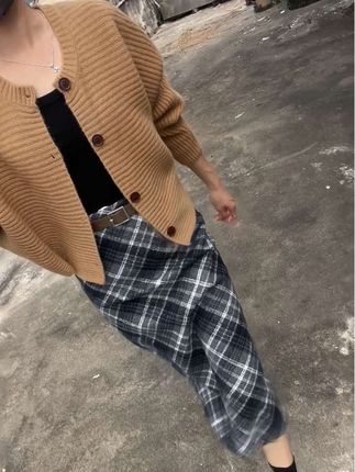 感情这东西,真心的人都输了,吃醋的人也输了,专一的人也输了,重感情的人也输了,打字多的输了,截屏的输了,看聊天记录的输了,哭的输了,一直原谅的输了,不求回报和倒贴的人,满盘皆输.只有无所谓的人,都赢了#穿搭#秋季穿搭#针织开衫外套