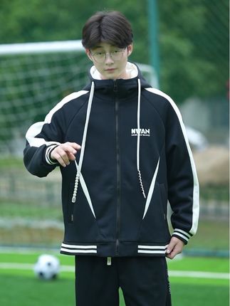 一件自带叠穿感,假领撞色藏巧思。通勤、休闲场景都适配,轻松穿出精致范儿。#夹克外套#男生穿搭#秋季穿搭#时尚穿搭