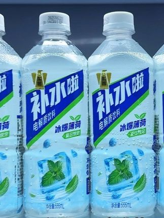 东鹏补水啦你是懂夏天的!一口下去,薄荷独特的清凉穿越舌尖直冲脑门,冰冰凉凉的特别带劲,就像嘴里开空调!运动暴汗后来一瓶真的很舒服,没喝过的一定要尝尝#东鹏补水啦 #电解质水#多喝水#超好喝#仙女都在喝什么