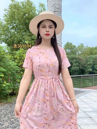 这款连衣裙采用的是高品质棉绸面料,亲肤透气,垂坠感特別好!夏天穿它,清爽舒适,一点都不闷热!