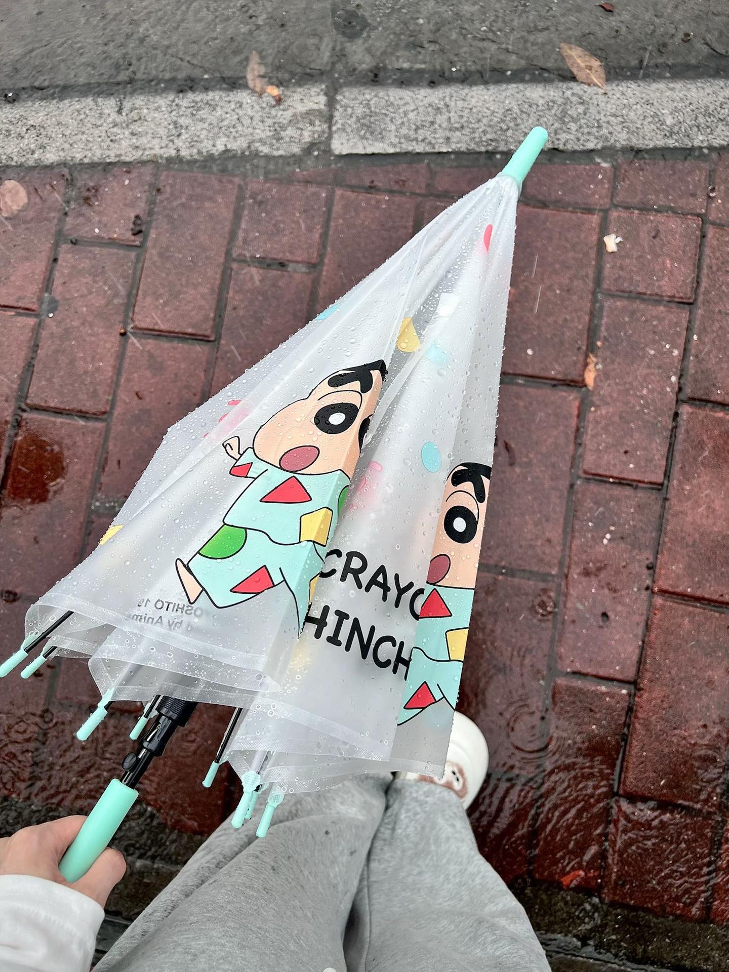 从此下雨天都变得可爱啦🌧️#蜡笔小新 #下雨天 #雨伞