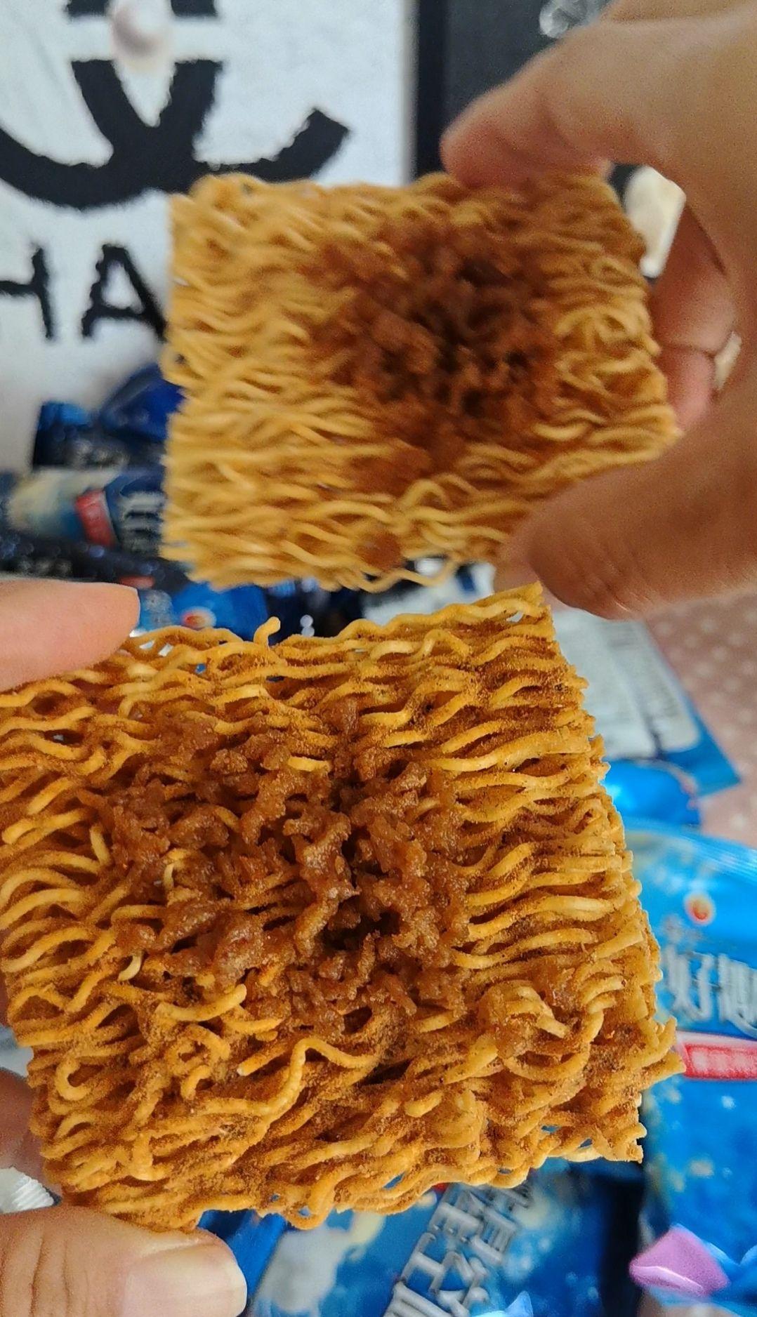 颜值与惊喜双在线! 好趣味星空面真的把仪式感拉满了,每箱居然藏着带证书的黄金片,拆开快递像拆盲盒一样激动。四种口味可选,独立小包装干净便携,不管是放办公室还是揣兜里当零食都超方便。#我在抖音买买买