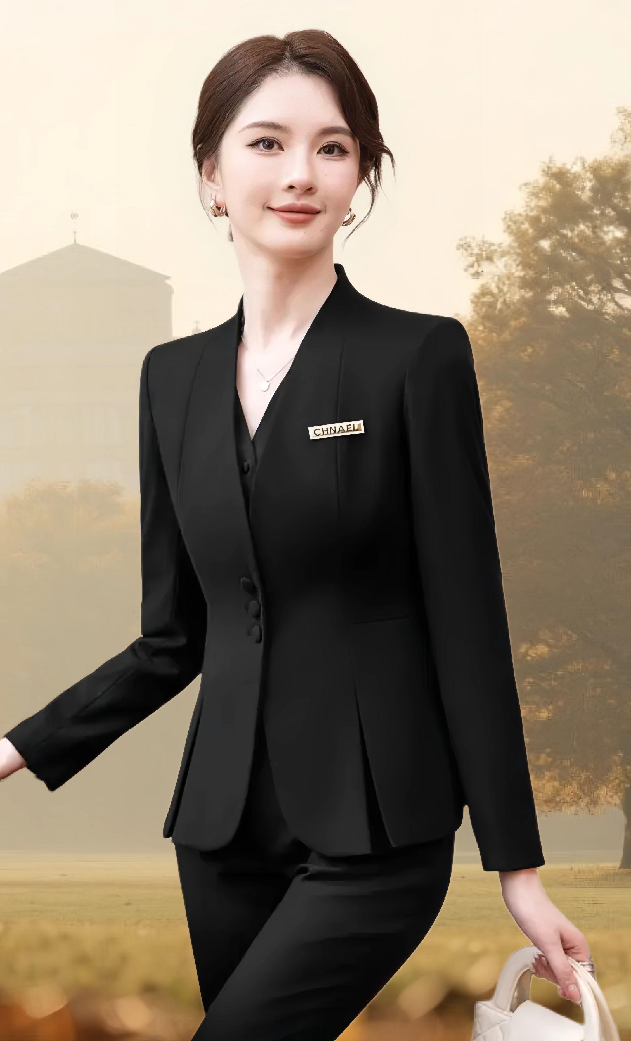 高端职业西装套装女 2025秋季新款。2025秋季新款高端职业西装套装,精选高级垂感面料,触感细腻、挺括有型,穿着舒适不紧绷。修身剪裁巧妙修饰身形,视觉显瘦显高,展现利落干练气质。简约大气的设计融合休闲元素,既能应对职场会议、商务洽谈,也适合日常出街、约会等多种场合。细节之处彰显品质,如精致纽扣、立体肩线与顺滑内衬,提升整体高级感。百搭易搭的配色,轻松搭配衬衫、针织衫或连衣裙,让你在秋日里轻松切换不同风格,时刻保持优雅与自信。#高端职业套装 #2025秋季新款 #显瘦西装 #气质职场穿搭 #秋季高级感